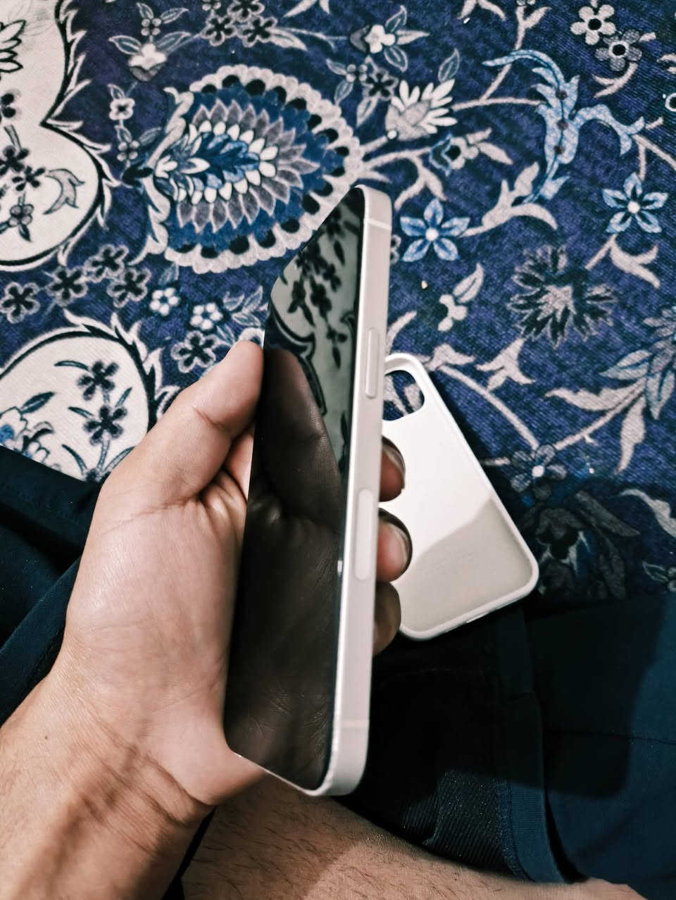 سلام عليكم شباب عندي ١٣ عادي ذاكرة ١٢٨ بطارية 90  اني جناي بوكو ماتعودت عليه مبدل شاشه اصليه فقط  الجهاز نظيف بكل معنه الكلمه سعره 360 عنوان بغداد حي اور  رقم ***********
