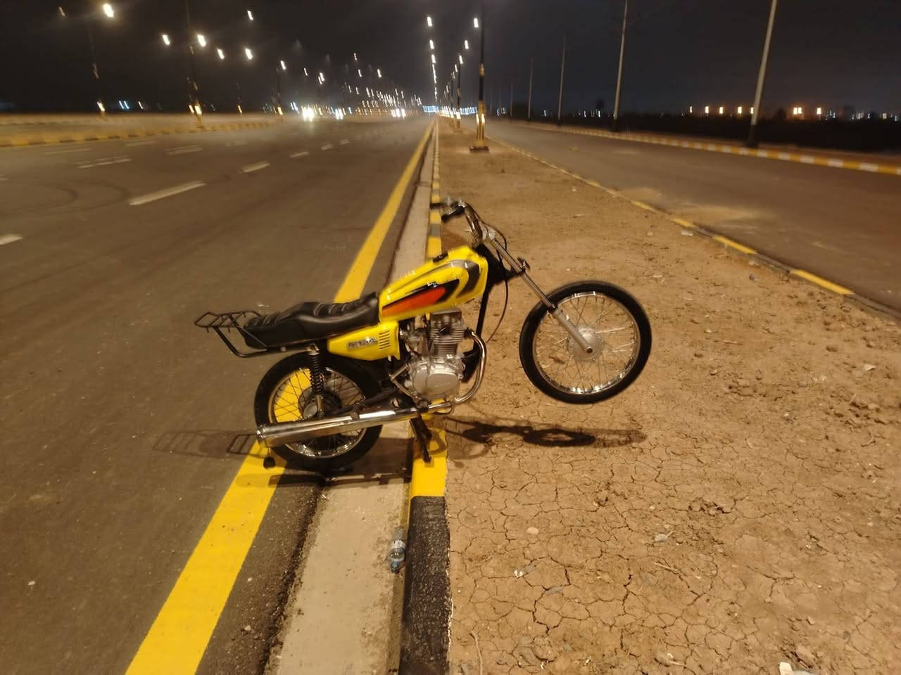 السلام عليكم دراجة نامة للبيع شاصي نامة ارشا موديل 2016 (اوراق اصولي بس وكيلها ماندلة) الدراجة مكفولة من الطول للطول مامفتوح بيها برغي اشتغلت اول اسبوعين او سحكت انوب تركتها صارلها 3 اشهر البارحة طلعتها واريد ابيعها الدراجة ماماشية ابد المكينة جديدة بالباكيت نامة الاصلي مو امتياز او كلها اصلية الغرض سيد خلدون مكينة مجمع ماكس ويمك الحساب السعر خاص الرقم، ***********
