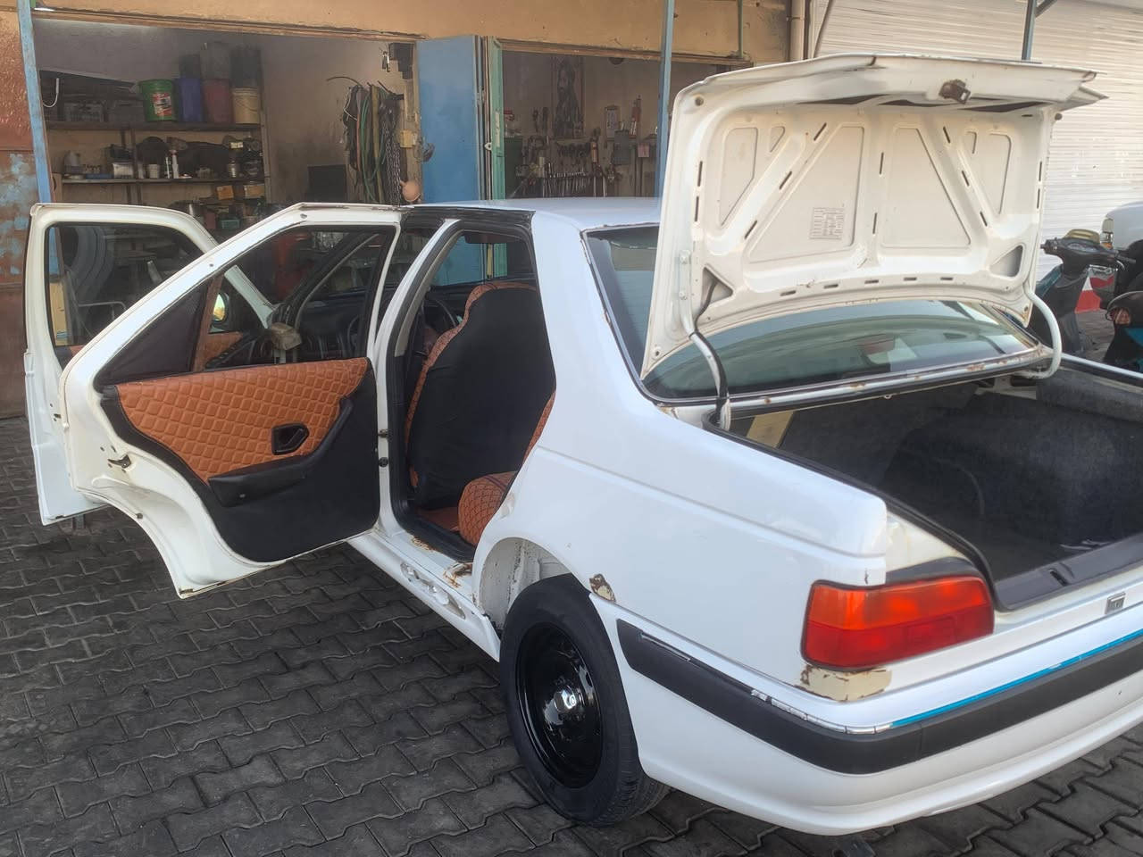 بيجو بارص موديل 2012 سياره شوفت عينك محرك جديد كارتون طخم تاير +طخم رنك حداده كامله امامي وخلفي .تبريد تدفئه كلها شغاله اي نقص مابيها سعرها 40 وبيها مجال للشراي تحويل ثاني يوم مكاني البصره ام قصر .***********
