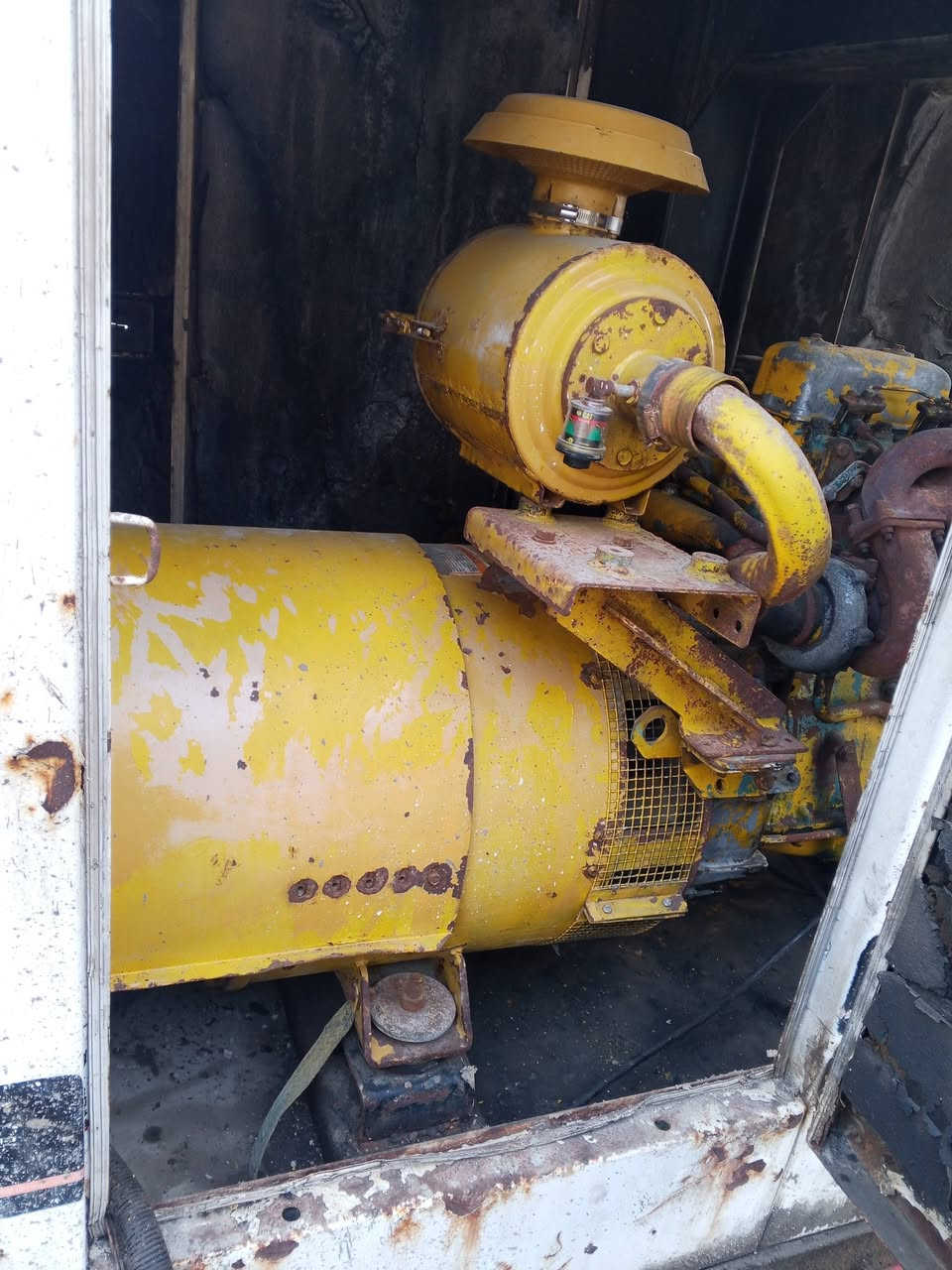 للبيع مولد سكانية 6بستم كابينة توليد 200كيفي شغال نقص بس راديتر المكان ديالى  ***********
