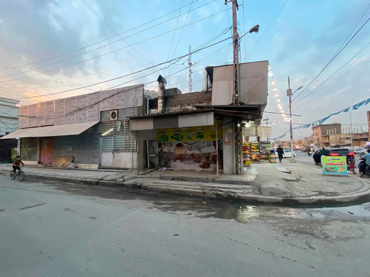 🚨 فرصة استثمارية مميزة – بيع سريع 🚨
🏢 بناية تجارية للبيع وموقع مميز

📍 بغداد – الدورة - شارع ٦٠ مقبل على تطور وانفتاح بعد اكمال الجسر ان شاءلله الرابط بينه وبين الجهة المقابلة

على الشارع الرئيسي (ركن)  زنجيل على ٣ شوارع

📐 المساحة: ٣٤٨ م²

واقع حال / ٤٣٠ م 

📏 الواجهة:  ٢٤ متر

✅  يحتوي على أفران صمون وماركت مميز يفتح ٢٤ ساعة
ومكتب جملة للغذائية

وايضا دار سكني من الخلف 
✅ سند مستقل 

✅ طابو صرف تجاري

✅ فتح بيان جاهز للمشتري

💰 السعر:  ٤ مليون دينار عراقي للمتر وبي مجال

📞 للمهتمين والراغبين بالشراء فقط: مع صاحب العقار مباشر

***********

التفاوض مع المشتري الجاد فقط.
