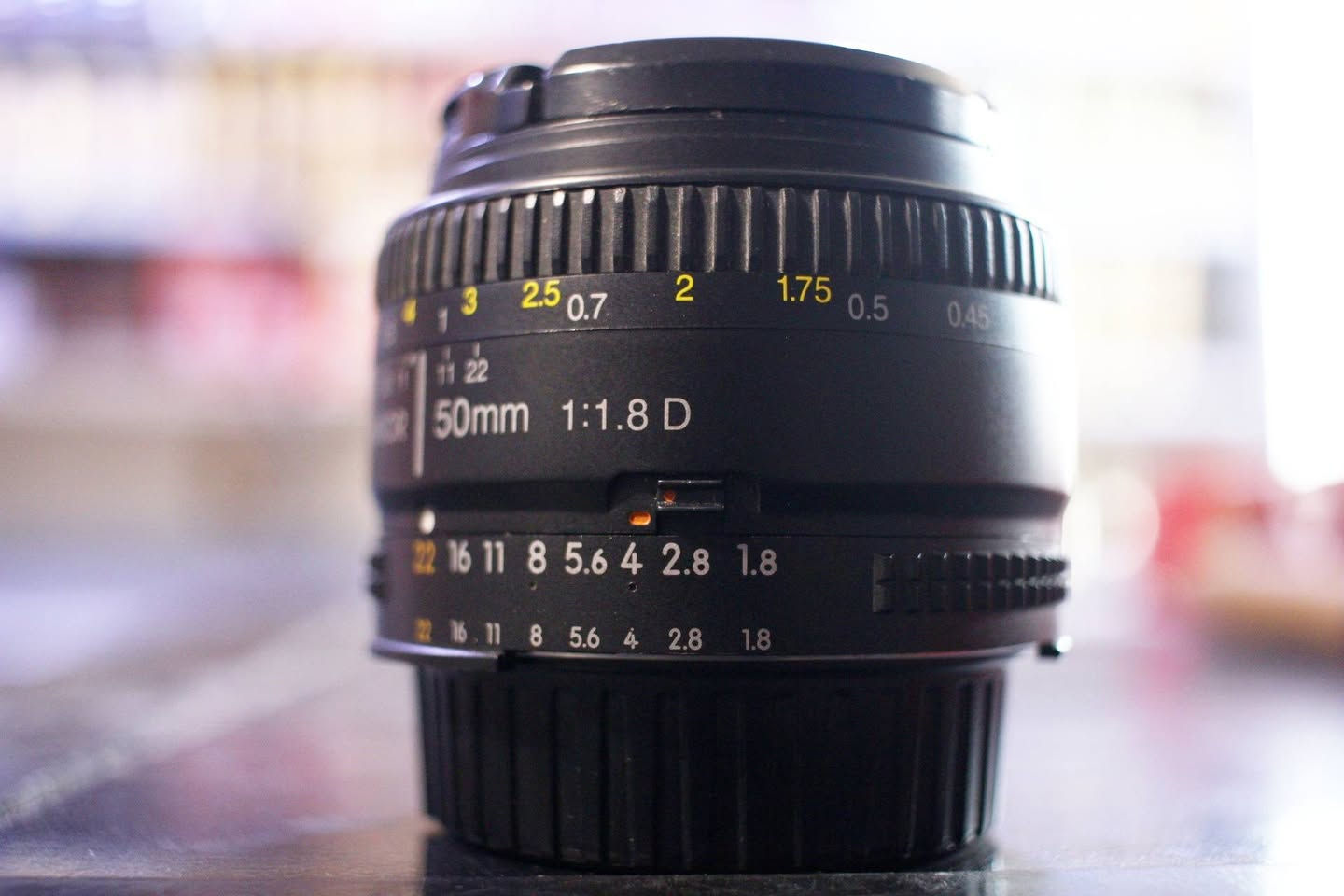 عدسة 50mm f1.8 D لنيكون السعر 80الف مع التوصيل
عدسة 50mm f1.8 D لنيكون 
السعر 80 وي التوصيل النظاقة واضحة كدامكم 100٪
💡 ملاحظة مهمة : العدسة هذي (فئة D) ما بيها موتور فوكس داخلي بالعدسة نفسها. يعني الأوتوفوكس (التركيز التلقائي) يشتغل فقط على كاميرات نيكون اللي تحتوي على موتور فوكس داخلي بالـ Body (مثل فئاتD90، D7000، D7100، D7200،D7500،D610، D750،D810، D850 وغيرها).
 أما الكاميرات من فئة D3000 أو D5000 فراح يشتغل عليها فوكس يدوي (Manual) فقط.

واتساب ***********
