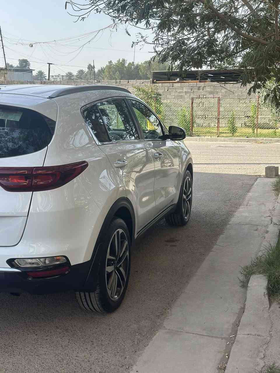 سلام وعليكم
كيا سبورتج خليجي شركة الدوليه 
موديل 2020 
رقم بغداد بسمي 
السياره  بيها بس الدعاميه صبغ باقي السياره مكفول من الصبغ والبارد 
محرك وكير مكفولات 
السياره جديده بمعنه الكلمه جاهزه من كل النواحي 
منظومة زنون اصلي 
مكان السياره بغداد 
السعر 190$
الهاتف ***********
