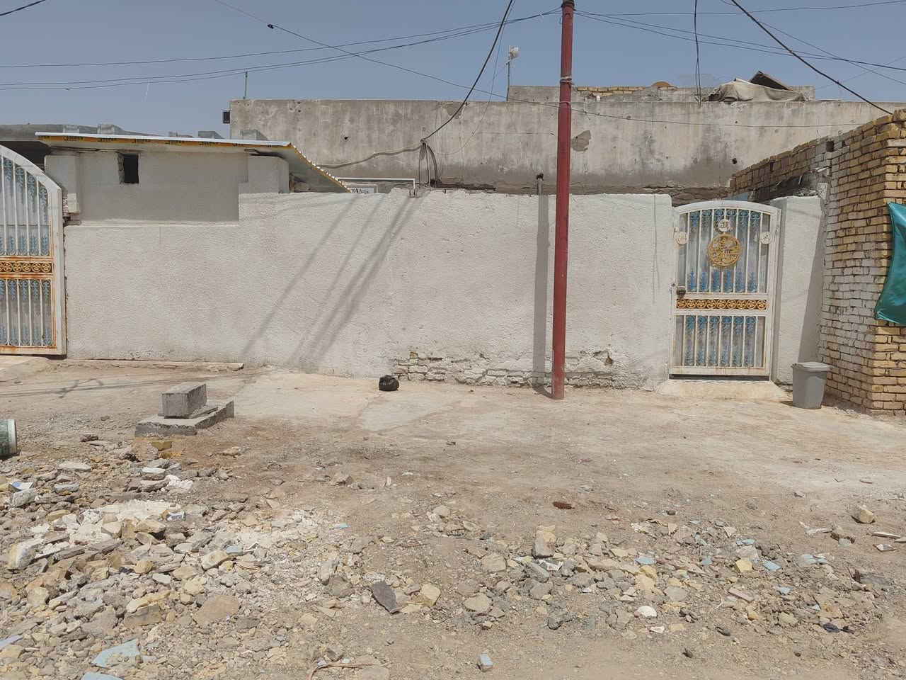 بيت 200متر +مشتمل 100متر +قطعه 80متر مسيجه ركن من ظمن النواب الظباط حي الجوادين وجها ع شارع الحي 
المشتمل حاليا مأجر
سعر 55 قفل تقاصيل اكثر ع خط ***********
