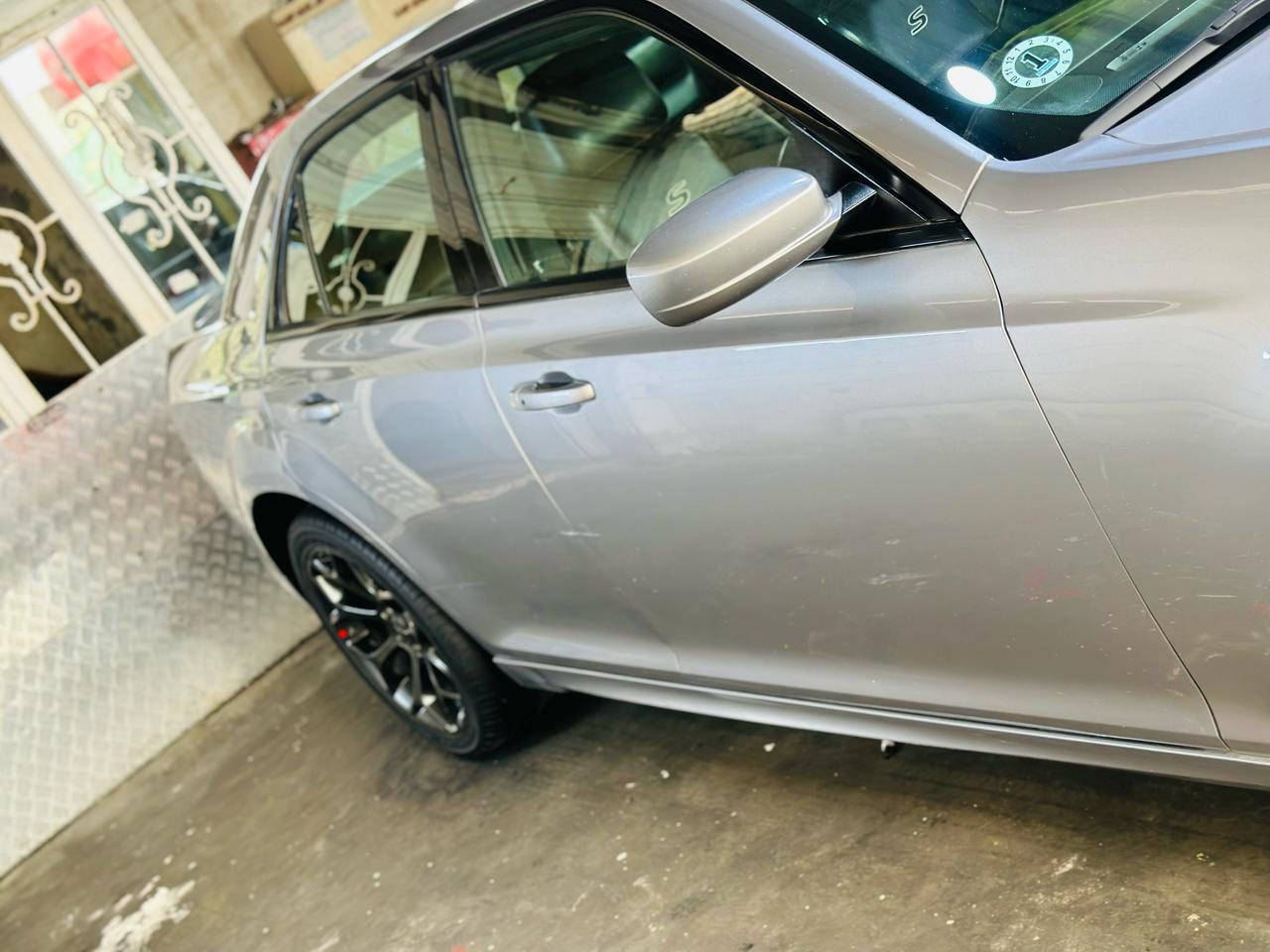 السلام عليكم كلايسلر S
2017 أصل رقم ذي قار الدولي 
حادث فقط بنيد مبدل وصور الحادث بالمنشور 
مواصفات (S) شفتات ستيرن كشنات جلد 
دمام صوت بالجنطه كشنات كهرباء
 تدفئه وتبريد بالكشن شاشه چبيره 
بجم عريض (السياره مامشتغله خط) 
محرك وكير مامفتوحات ولا بيهن نقص 
تخم تاير وحداديه جديد جاهزه من النقص 
السعر 198 مكاني قضاء الرفاعي 
*********** 
***********
