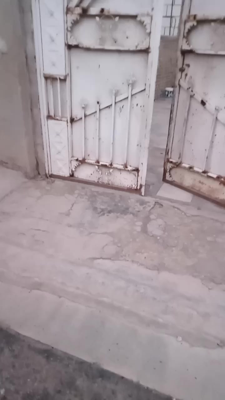 بيت مساحته 382 الجبهه 15 والنزال 25,5 طابو رسمي باسمنا الموقع الكمالية شارع الجامع فرع مقابل المدارس خلف شارع المحافظ ثالث بيت على جهة اليسار بالإمكان بيع البيت إلى قطعتين جبهة 7,5 متر ونزال 25,5 متر أو ثلاثة قطع بجبهة 5 متر ونزال 25,5 متر أو حسب الطلب للاتصال واتساب ***********
