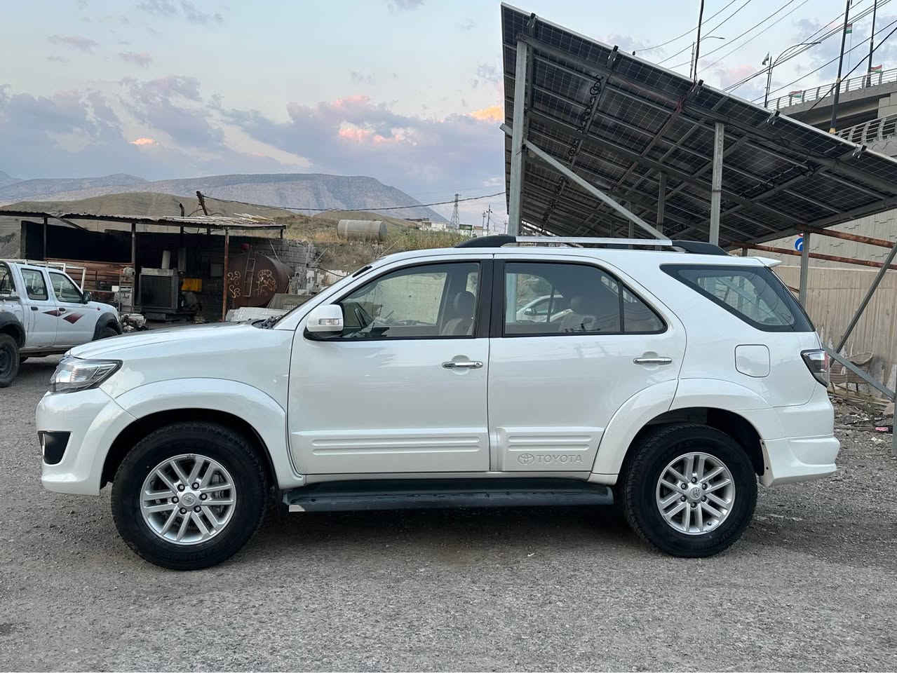 Toyota fortuner 2013 
مواسفات ناو قه يسى ده بل اكسل 
٢٠٠ كم روشتووه 
گير و مكينه ى نه كرايته وه به شه رت 
چاملغى پيشى بوياغه شانسى به شه رت 
تعويل و غرامات وكاله به شه رت 
سعرى ١٦٨$ كه ميك مجال 
*********** أربيل, العراق
