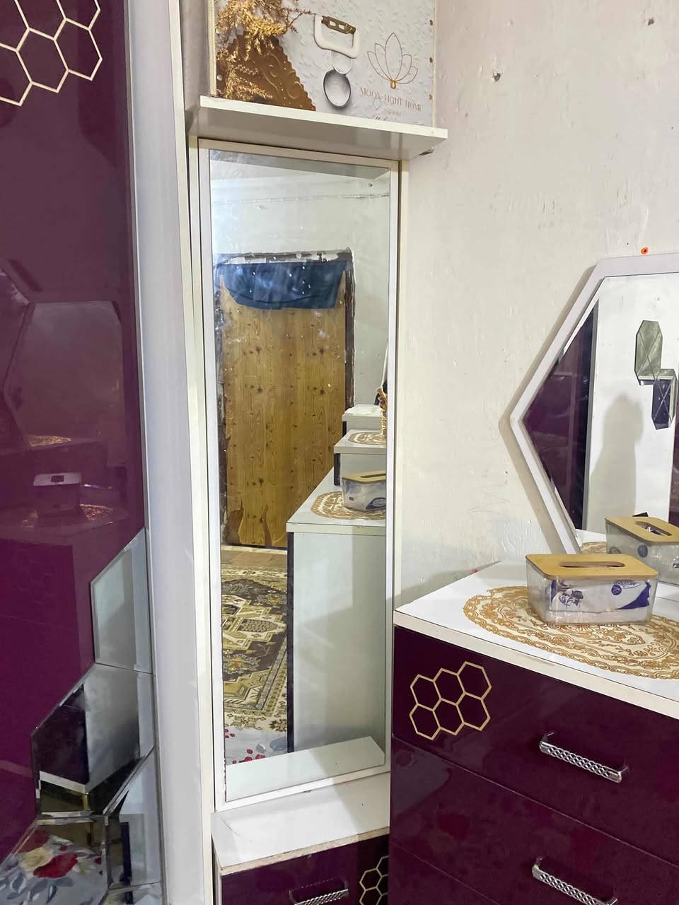 غرفه مستعمله نضيفه لون حلو  من الأخير غرفه مرتبه سعرهه ٣٥٠ بيهه مجال
***********
