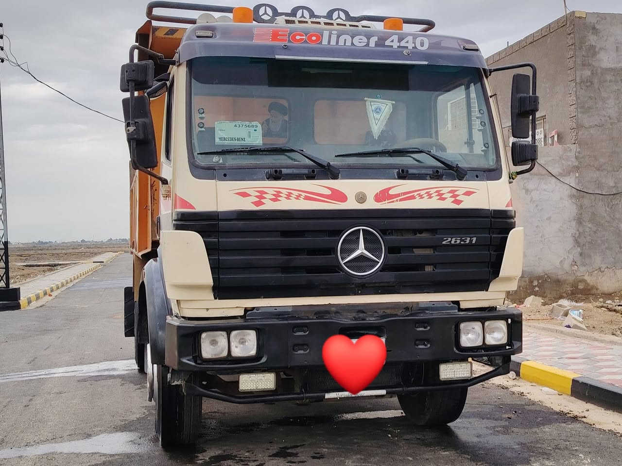 سيارة للبيع 
البي موديل 75 مكينه 8 عادي كير 25 عادي بدون شلعه تخمم تاير رأس تريله السنويه ما ساقطه للعام 2028 المو شراي لا يتصل ***********
