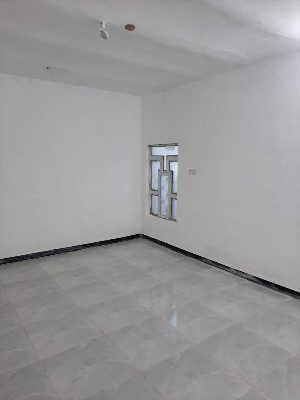 سلام عليكم بيت للبيع المساحه 100 متر اساس صب كونكريت مسلح البناء طابوق السقف اعكاده يحتوي علا غرفه ومطبخ مفتوح عل صاله البيت بناء جديد المكان كوفه شارع الحوزه السعر 22 وبيه مجال للاستفسار ***********
