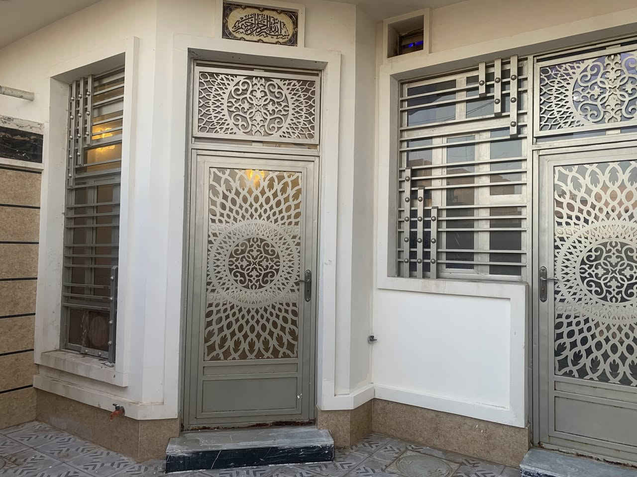 يعلن مـكـتـب دار الايـمـان 

عن توفير بيت الايجار  طابقين فول🏠
متكون من اسقبال ومطبخ وصاله وصحيات وغرفه ومنور وحمام
الطابق الثاني متكون من صاله وغرفه عدد 2 وحمام وسطح 

مساحه البيت 125🏠
الموقع حي الأمين منطقه 24📍
الــسـعـر400قفل💵

االاستفسار ***********/***********📞

عنوان المكتب فلوجه شارع 60قرب نادي الصمود 📍

