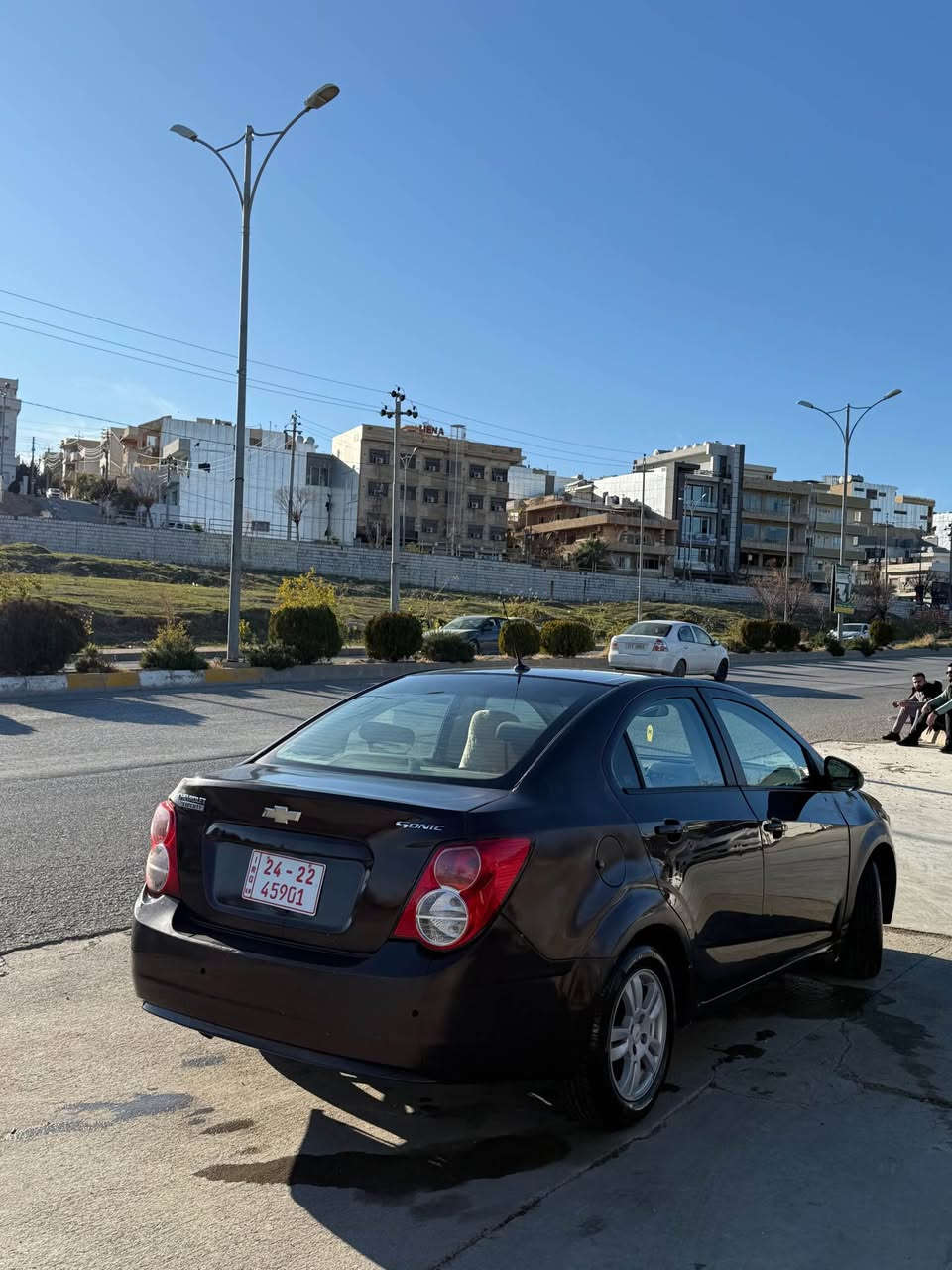 شۆفلێت سۆنیک ٢٠١٣
سەیارەکە براوەی دوبەیە
سەیارەکە زۆر زۆر جوان و بێمەسرەفە
چوار تایە و ویلی لۆکی لە ژێرە
گیر و مەکینە و کارەبایاتی بە شەرت
سەیارەکە مالی دۆستە
زۆر زۆر کەم مەسرەفە بانزین زۆر کەم ئەخوات
سەیارەکە ناو زەردە و شاشە گەورەیە تاقم کوشنێکی زۆر جوانم گرتوە
تەبریت گەرم و سارد بە شەرت
برێک و هەموو گیانی مەزبوتە

سعری ٤٠ گەڵاو مەعامەلەیەکی کەم
 
گۆرینەوەش ئەکەم لەسەر دڵ گرتن

*********** السليمانية, العراق
