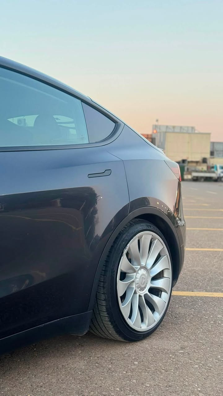 السلام عليكم 
عندي تيسلا موديل واي بريفورمنس ٢٠٢٤ للبيع
السياره حادثها جاملغ وبنيد وبيها رصعه باب السايق 
سياره ماشيه ٩ الف ميل 
موصفات التيسلا معروفه 
سياره ترايها زيرو 
***********
مكاني بغداد حي الجامعه سعر ٢١٨ $ وبيها مجال شي بسيط كلش
