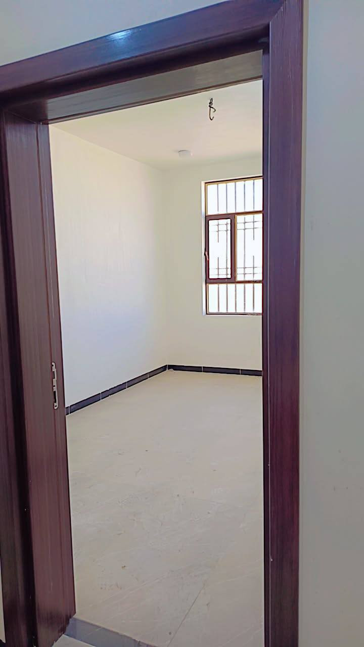 بيت حديث بمساحة 50متر طابقين سند 25 اقرار محكمه مباشر بأسم المشتري يحتوي ع غرفتين نوم مع صاله واستقبال ومطبخ ومجاميع صحيه عدد 2/ يبعد عن طريق الزائرين 20متر / خدمات كامله 
العنوان كربلاء  قرب مدينة الزائرين. مقابل جامعة كربلاء فريحه بسعر 70 للاستفسار ***********
