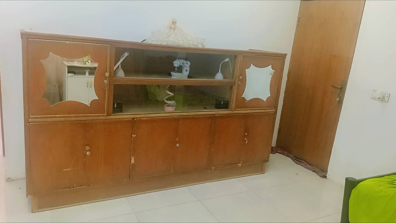 السلام عليكم بوفيه او منظدللبيع خشب باب اول الثقيل
مكاني الحله قرب جسر بته السعر 100
***********
