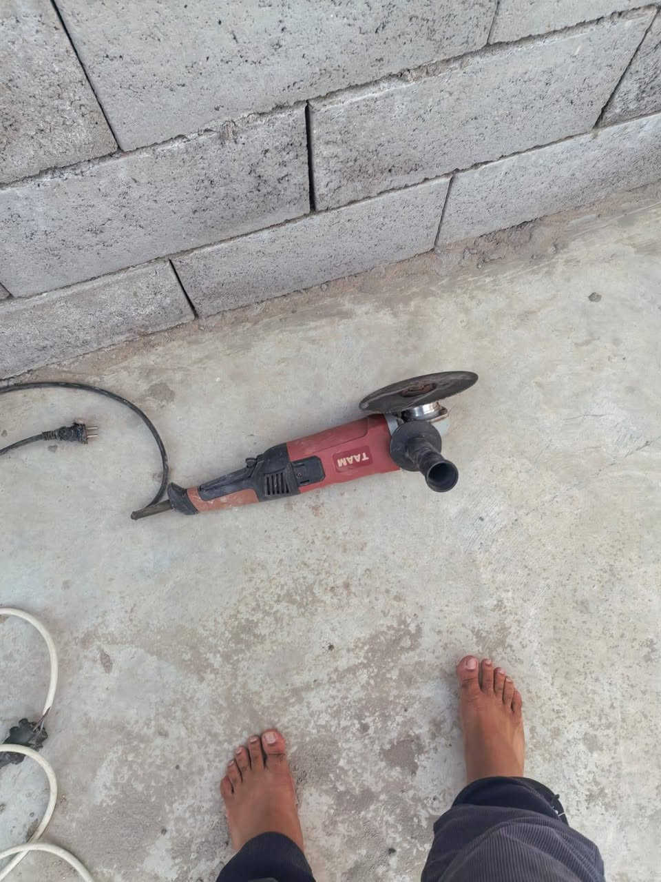 غراض للبيع شباك نضيف ما مستخدم بالاجكتور جديد كوسره جديده نضافته 95 ٪ شخاطه ٢ متر بوري ٣ متر سنك رقم الجوال ***********

