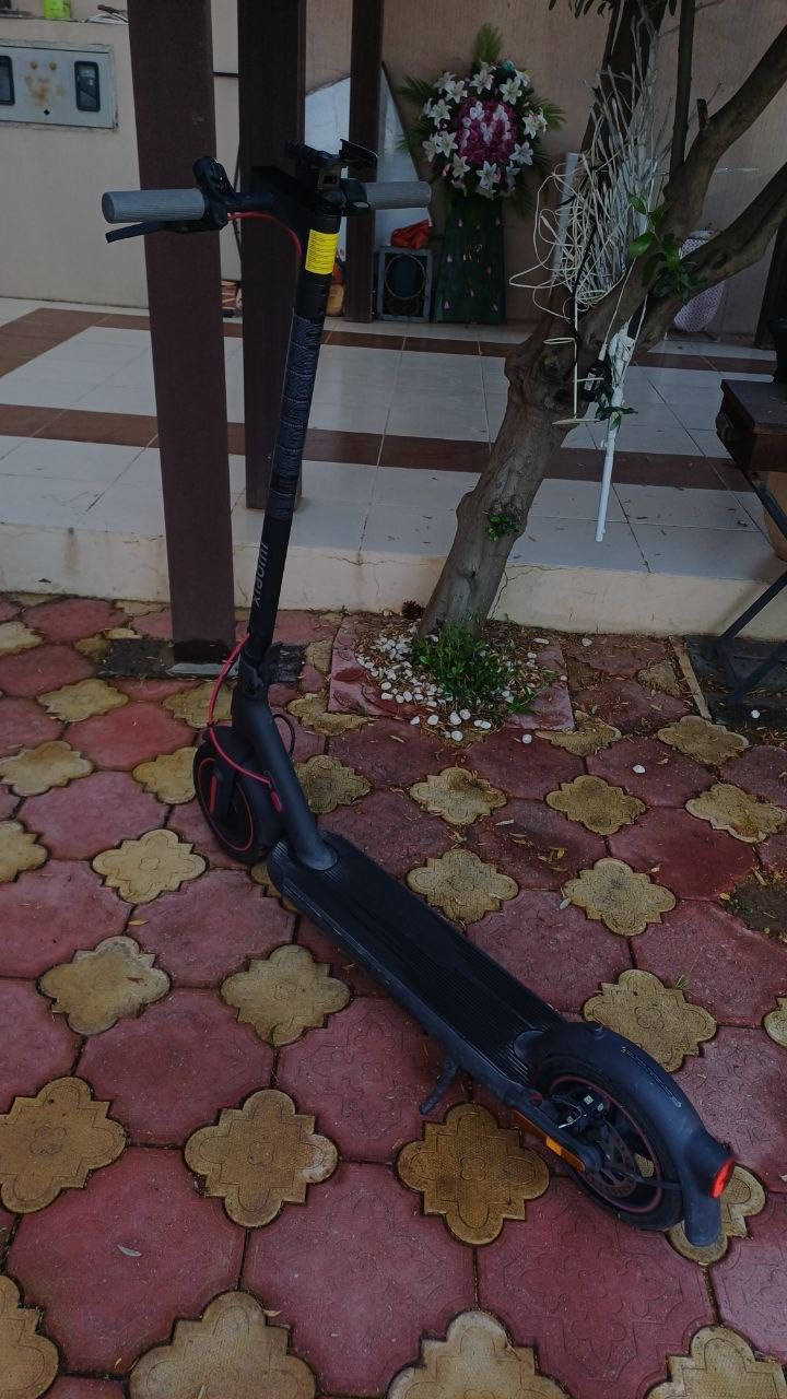 سکۆتەری کارەبای  Xiaomi Scooter 4 pro
پاک و بێ عەیب بۆ فرۆشتن لە سلێمانی هەموو شتێکی لەگەڵە بۆ زانیاری تەلەفۆن بکەن بۆ ئەم ژمارەیە 
0751 055 0611

Xiaomi Scooter 4 Pro. 
Works well
Maximum weight: 120kg
Top speed:25 kmh
Incline:20°
Torque(power): 350W-700W
Weight:17kh
