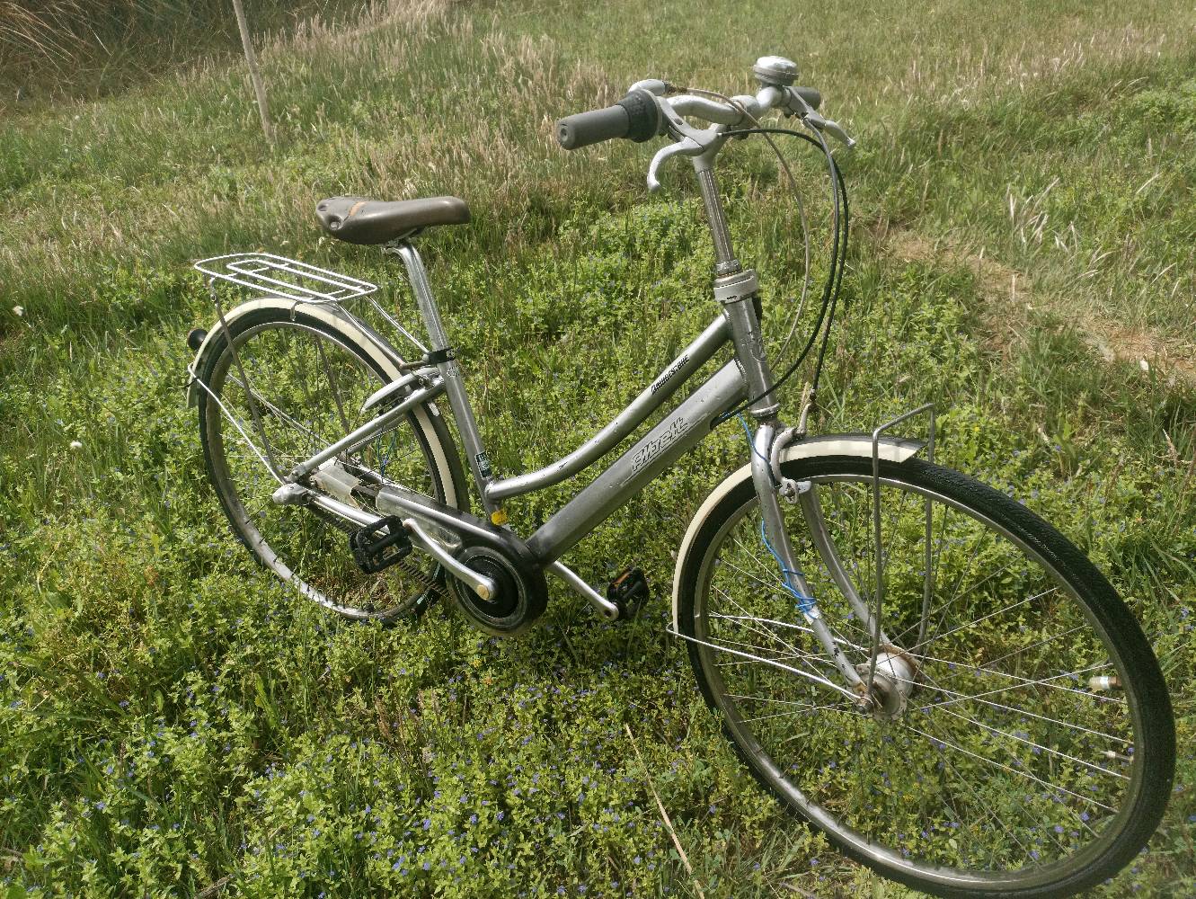 بايسكل بناتي حجم 27للبيع صبغ شركه بايسكل ياباني حاويه بدال 3نمر منضومه قايش بريكات شغاله امامي وخلفي دينمو شغال 