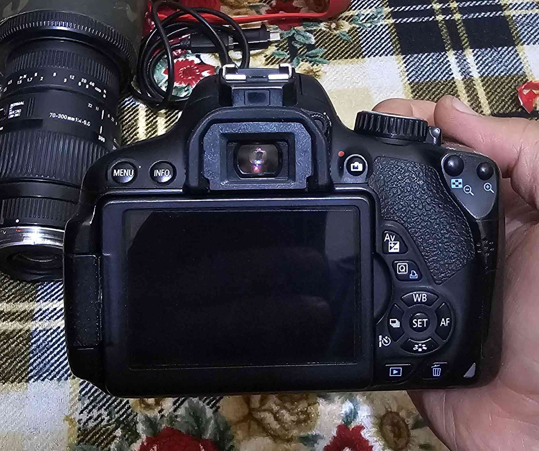 السلام عليكم كامرا 650D كانون مع عدسه الاصليه 18 55 
مع زوم اضافي 70 300 الزوم عطلان انطي مجانا 
مع بطاريتين وشاحنه وكيبل نقل وحزام كتف وكفر جلاتين مع جنطه 
السعر ٣٢٠ الف وبيه مجال قليل مكاني نجف توصيل موجود 
خاص او الاتصال ***********
