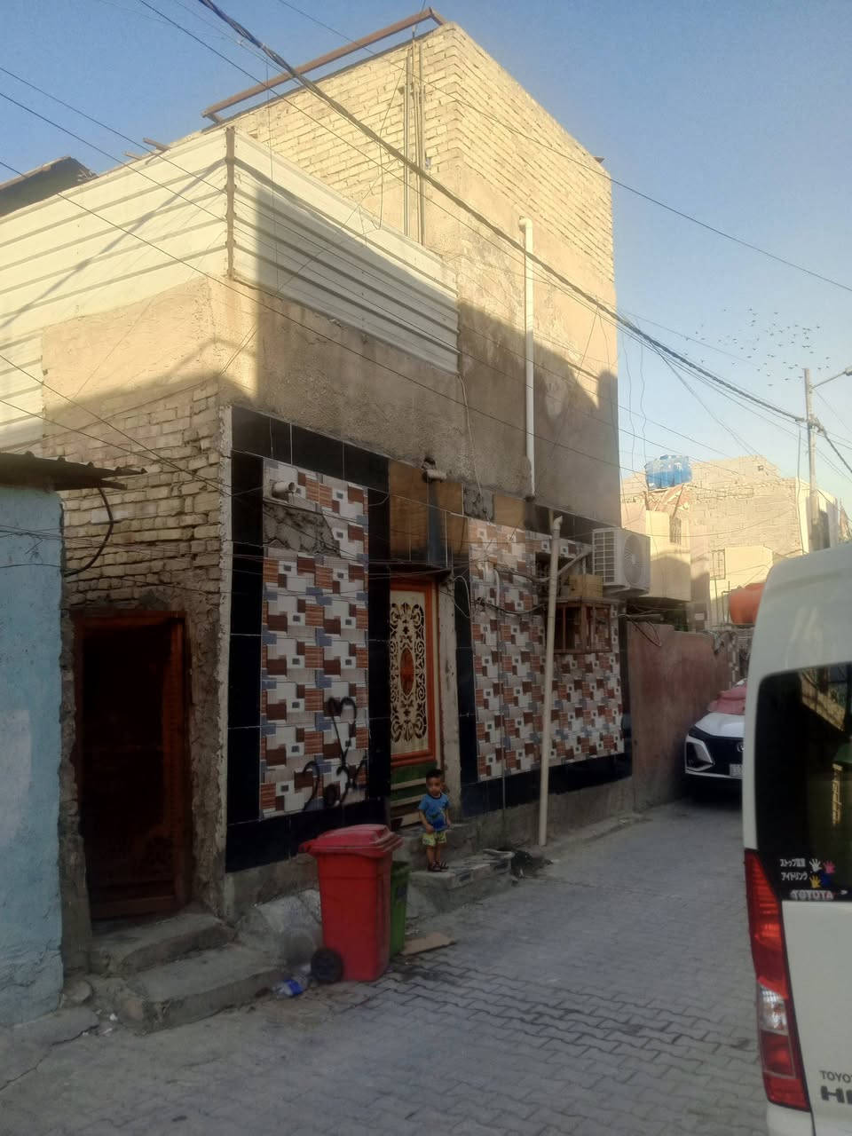 نص قطعة امامية عكادة طابقين قطاع 49 قريبة من خدمي الاورفلي 3 غرف نوم استقبال مطبخ حمام عالية علة الشارع بايتين ارتفاع الغرف كلهن 3م السعر 90 موبايل ***********
