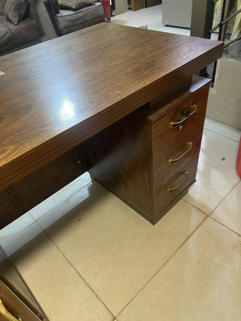 للبيع ميز مكتب نظيف وجديد سعره 150 الف  مكاني بغداد الغزالية الهياكل الاستفسار ***********
