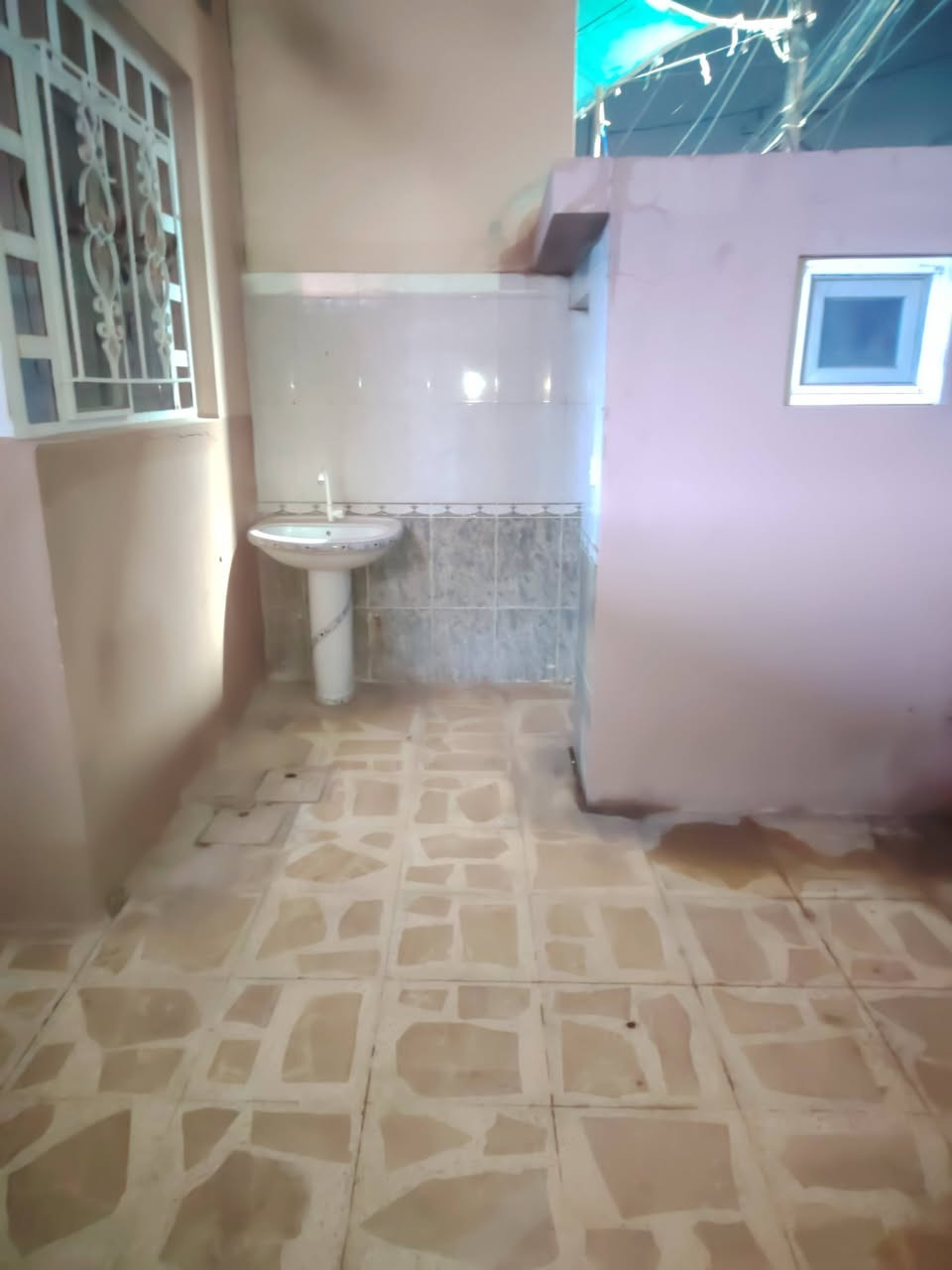 بيت الايجار حي السماح قرب جوري ماركت غرف نوم وهول واستقبال مطبخ و صحيات وكراج طابق الثاني غرف نوم  مطبخ و صحيات ***********/  ***********
