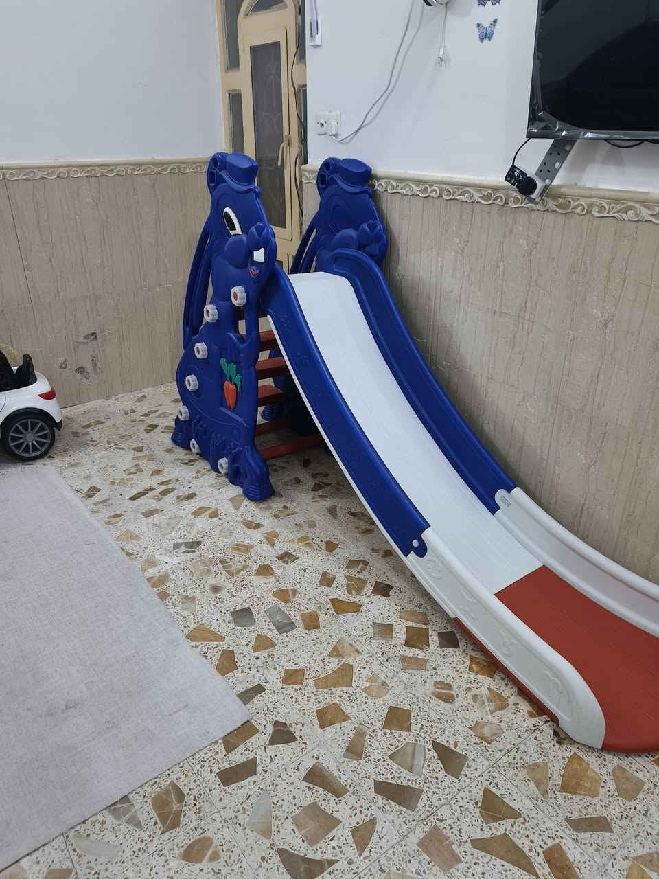 سلام عليكم للبيع مزليقة جديدة ونظيفة كلش  مكان النجف  السعر خاص او الاتصال بالرقم ***********
