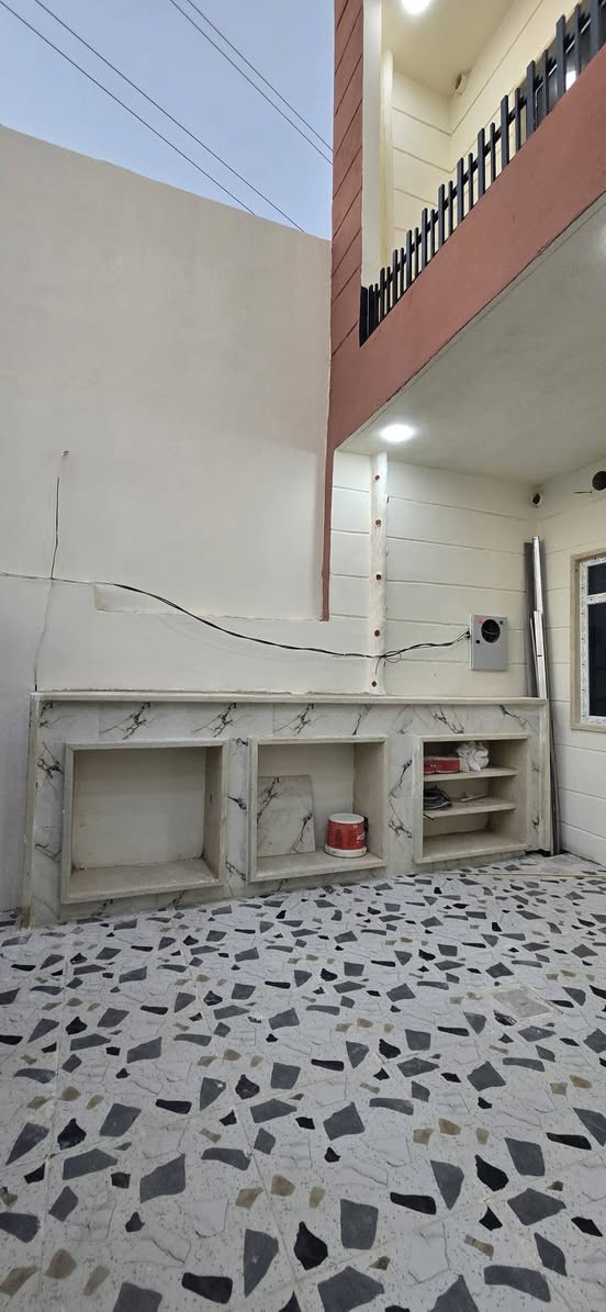 سلام عليكم 
بيت للبيع 🏠موصل رشيديه 
قطاع الخامس 5
البيت طابقين ثلاث غرف
📍قرب جامع الرحمه و مدرسه الملايين 
تقطيع حاج طه  صاير عشارع 
بناء جديد 
المساحه 118 الواجهه 8 

طابق الاول 
استقبل + مطبخ + صحيات 
هول + غرفه 1 

طابق الثاني 
غرفتين 2 + هول + صحيات 
سطح ناصي 
باقي التفاصيل الاتصال
***********
***********
