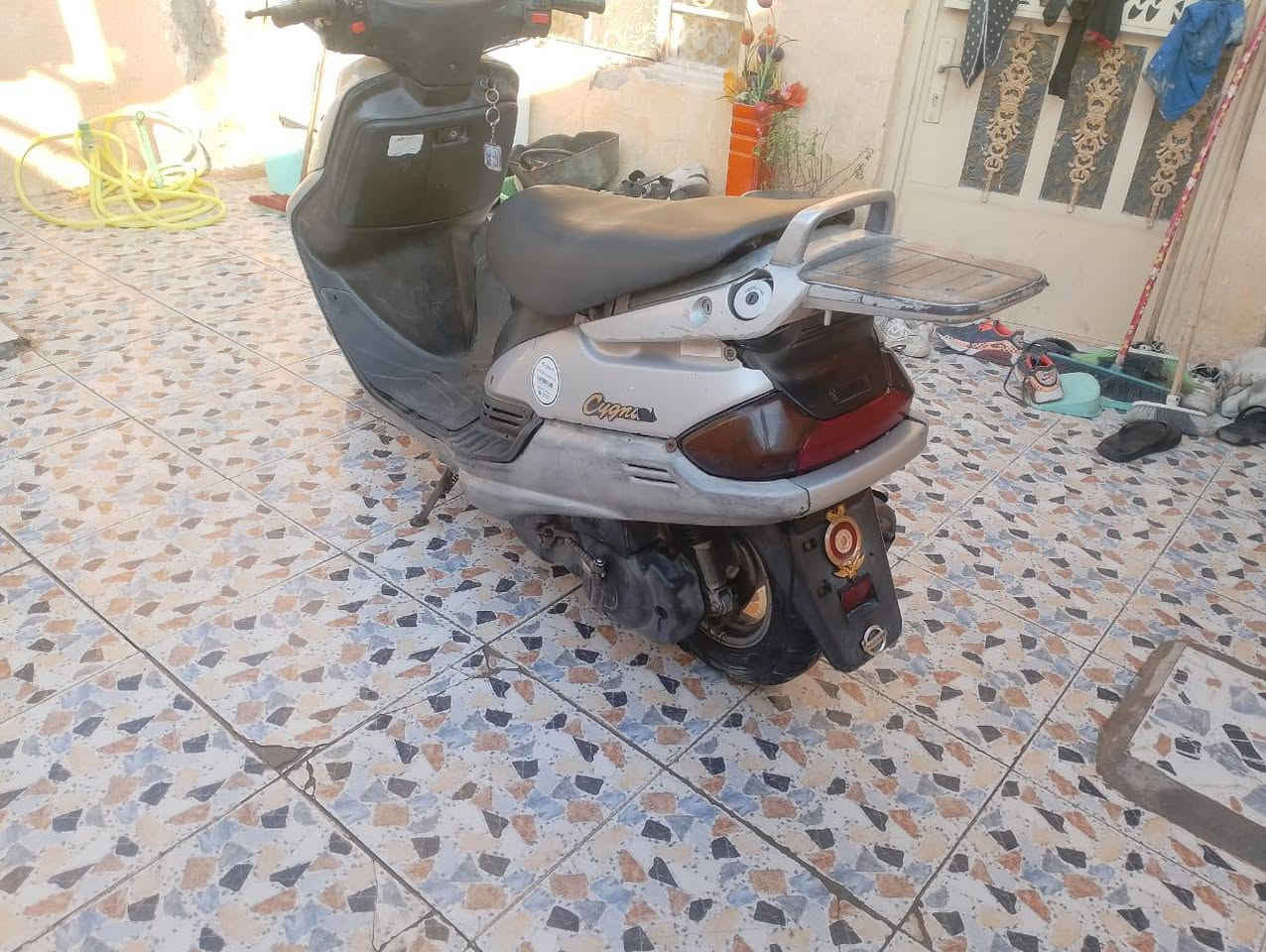 السلام عليكم عندي دراجه ميه ياباني للبيع نقص كابريتر وبيها نضوح بالمكينه تخم تاير كهربائيات كامله وباتري جديد مابدل شي بس الكيلو متر مال عداد مبدل ومكينه   بلاديه السعر 300 وبيها مجال الرقم ***********
