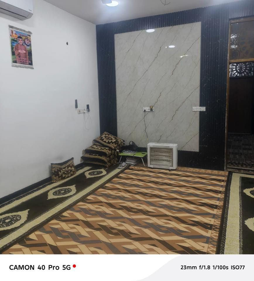 السلام عليكم.                                                           بيت للبيع العنوان مدينة الصدر حي طارق القديم قرب معمل غاز الطارق فرع اسواق الخيرات بناء درجه اولى رفت وصب مسلح البناء طابوق بيت درجه اولى غرفتين نوم وصاله كبيره وديوانيه ٦امتار البيت جاهز سيراميك وكاشي اضافه الى سطحين بلمستقبل يصير بي ٤غرف اضافه الى مطبخين حار وبارد  
للتواصل مع رقم صاحبه ‏***********
