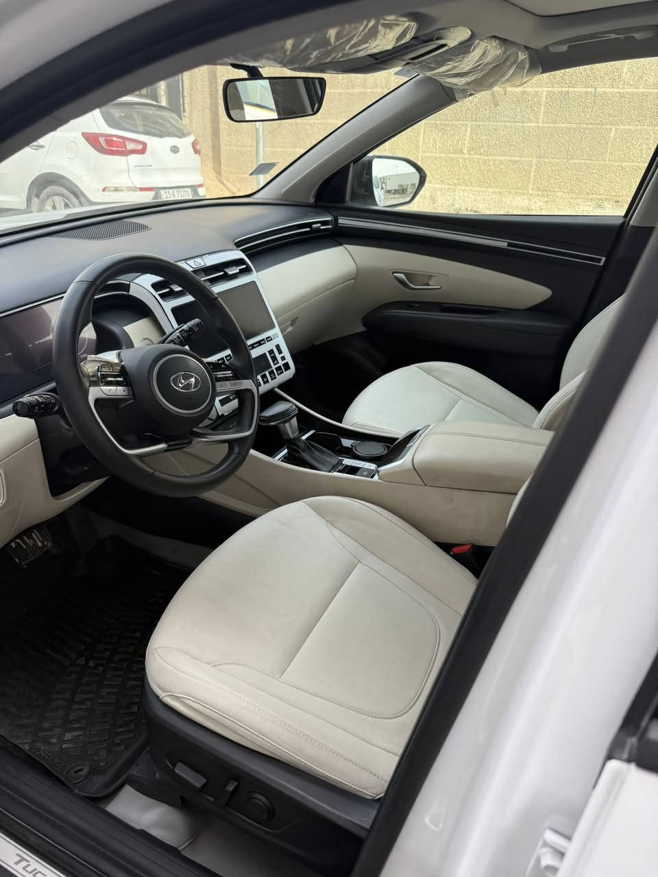 السلام عليكم من رخصة إدارة الكروب عندي توسان موديل 2024 خليجي ماشيه 27 الف فول بنو راما كراسي كهرباء داخل ابيضّ بدون صبغ بيها مكانين بارد قليل السعر 213 ورقه رقم الموديل *********** مكان السياره بغداد البلديات
