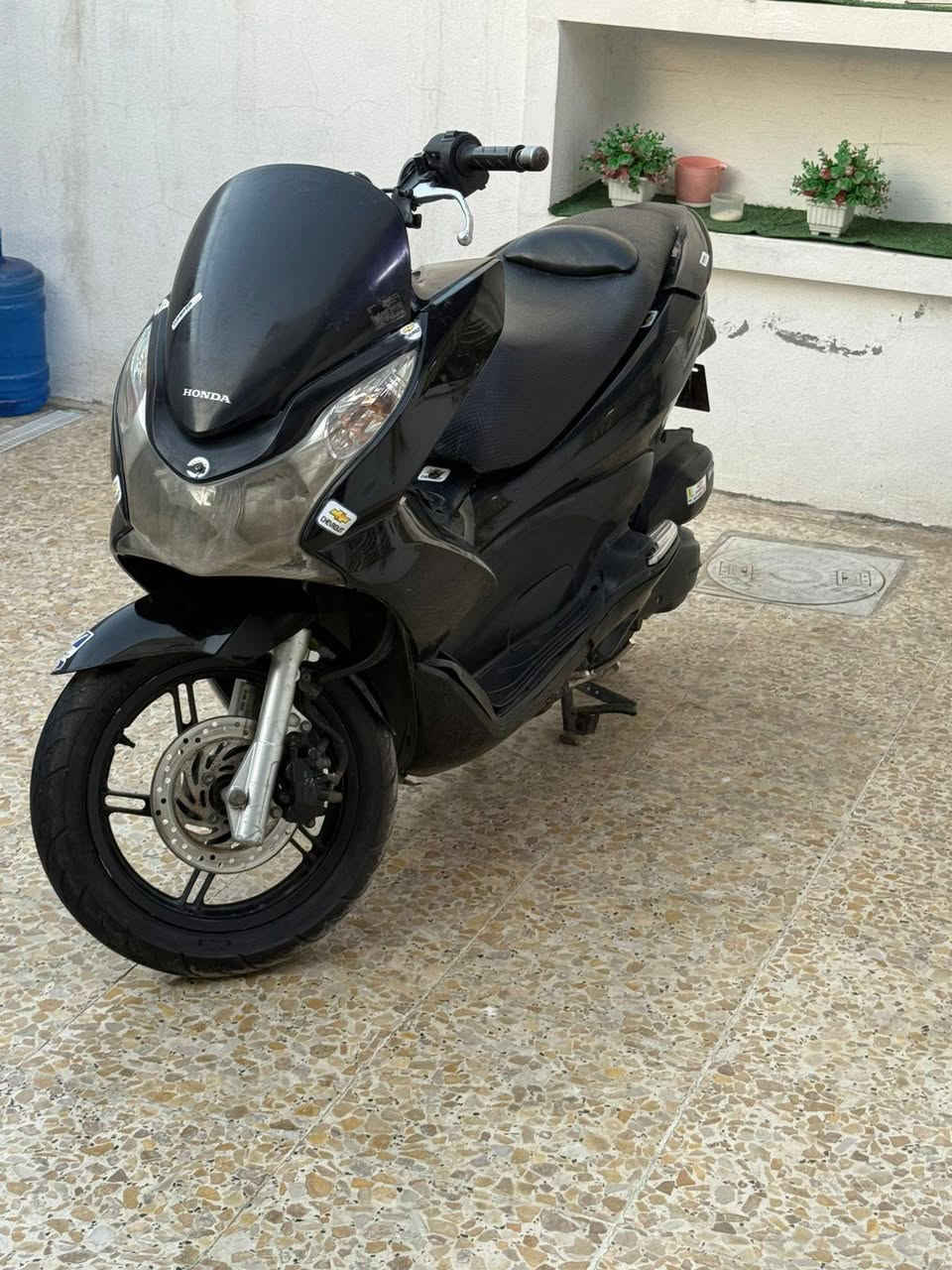 للبيع دراجه pcx ياباني اصلي نوزل خطين ستان كهرباي حساس ازدحام دراجه جديده  شلعه معدل  من الله دراجه جديده مال جناي جيل الاول بغداد الدورة سعر مليون 150 ***********
