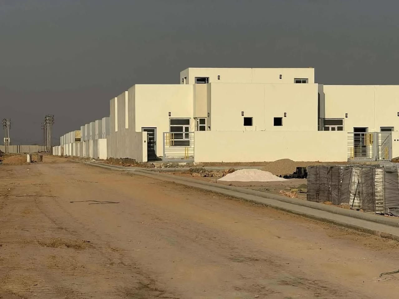 دار للبيع في مجمع الزهور سكني في الكوفه مساحة ١٦٠ متر مرحلة اولى السعر من الشركة ١١٥ مليون واصل 27/300 مليون ابلوك 34 مشمول مصرف العقاريّ ينبع بتطلوعه  ***********
