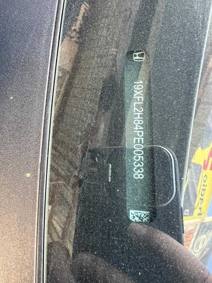 هوندا سيفك هاشباك 2023 بانزين 
محرك 2000 تنفس طبيعي 
عداد المسافة 64 الف كيلو 
موصفات سبورت
حادث خفيف رقم الشاصي بالصور

السعر 155 بيها مجال لشراي 

لتواصل 
*********** وايتس
