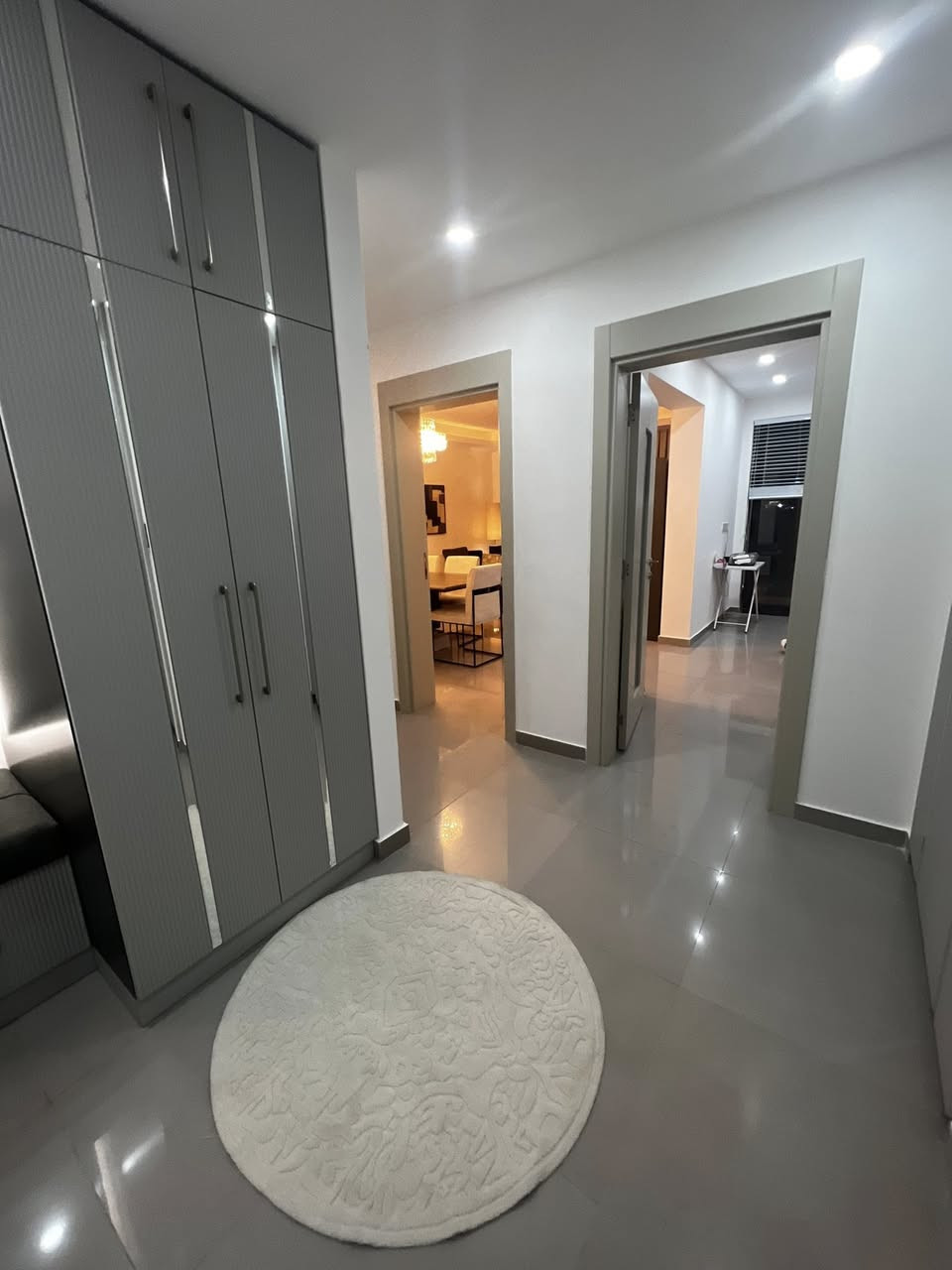 السلام عليكم شقه للايجار في مجمع النسيم ستي مساحه ١٤٠ م موثثه للتواصل ***********
