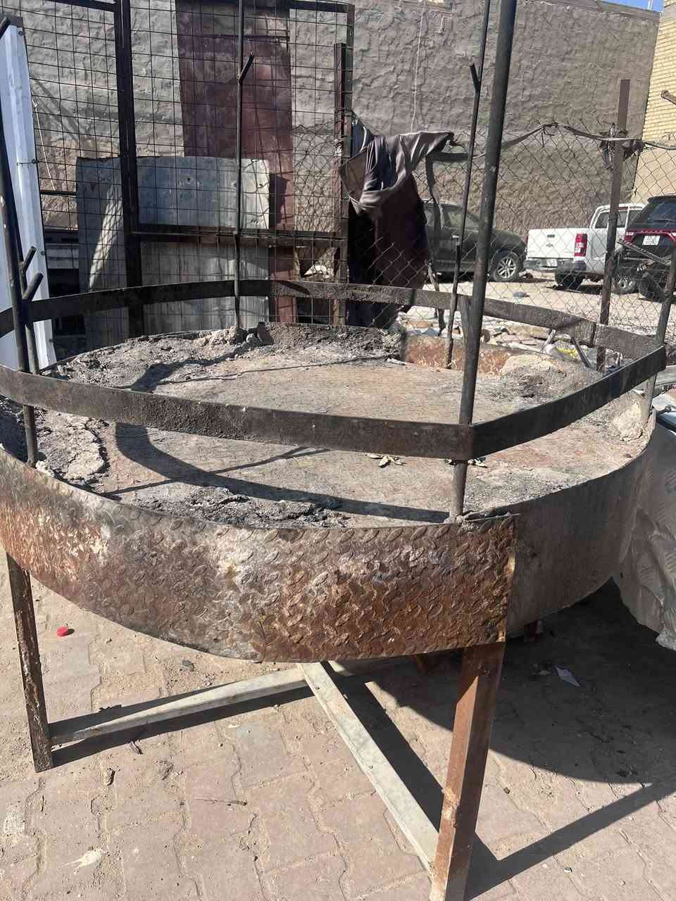 من رخصة الادمن غراض محل شوي سمك مناقل ثنين وشوايات عدد 30 تسكام وغطاسات عدد 4 وسنك وميازين واحد الكتروني واحد ساعة ورولة لف سمك المكان شهداء العبيدي ***********
