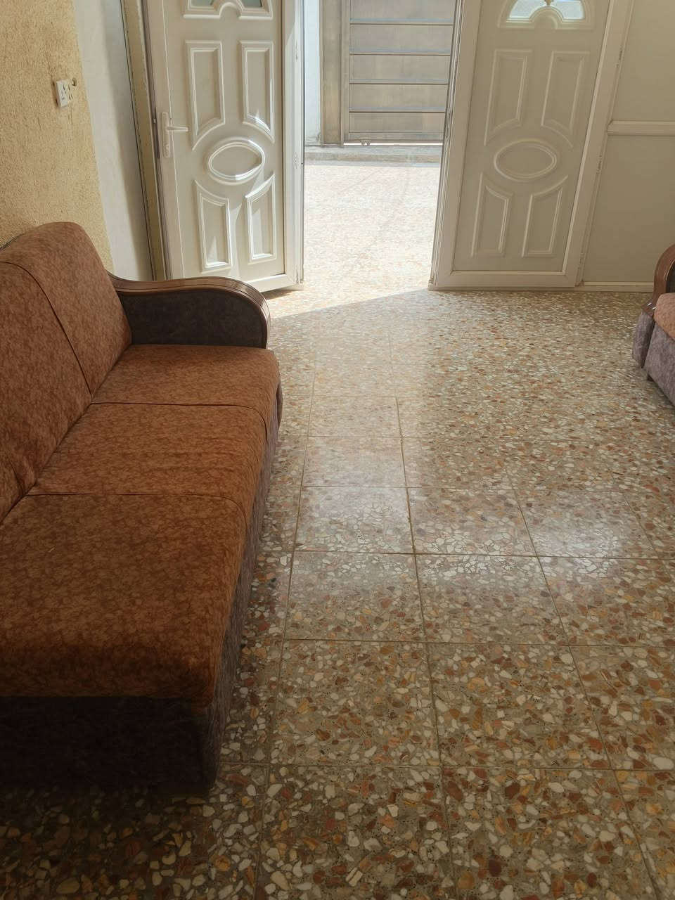 دارين للبيع في طويريج حي دور الحجر المساحه 260 متر بطارمه مشتركه يبعد عن الشارع الزوار 50 متر أول بيت عالشارع  قرب عبلي ابو الدراجات وره علوة دبس كل بيت يحتوي غرفة وصالون واستقبال ومطبخ وصحيات طابو زراعي سند 25 بناء متوسط وجاهز للسكن صب مسلح وبناء طابوق نضيف جدا 
***********
