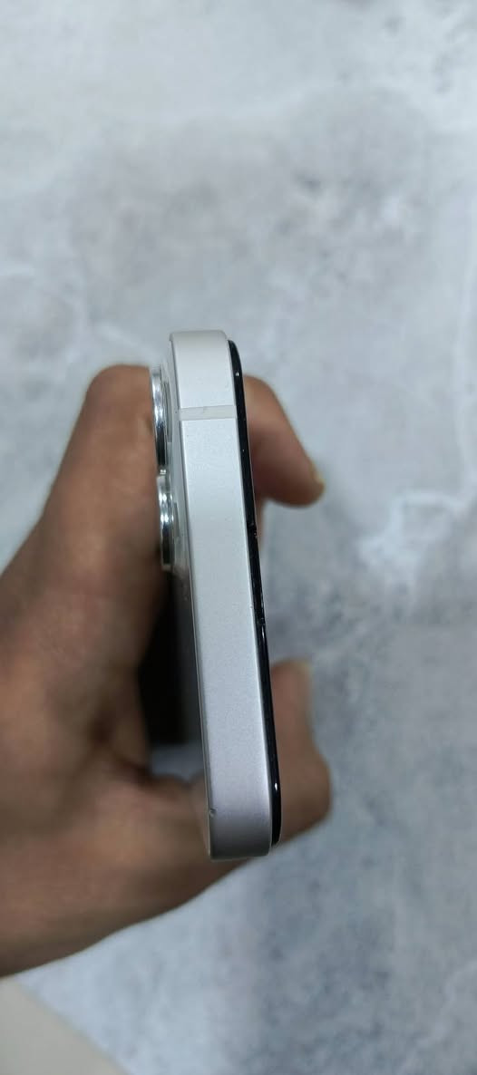 السلام عليكم 
13 عادي ابيض للبيع

ذاكره 128 
بطاريه 84 بلادي  تك سيم

وتر بروف نضافه 90/100
السعر 430 وبي مجال
مكاني موصل ايسر ***********
