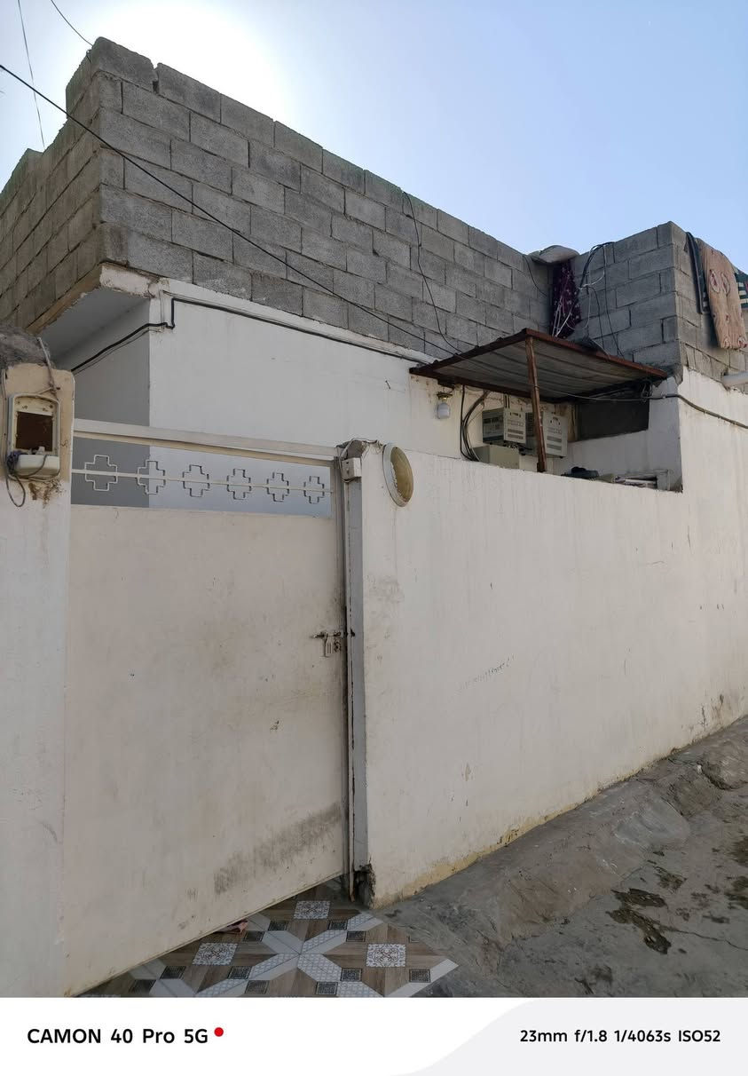 السلام عليكم ورحمة الله بيت للبيع قريب ع شارع الاطباء وقريب ع منتزه السلام  موقعه حلو مساحته 125متر السعر مناسب جدا لن مستعجل ع البيع الاستفسار للاتصال عل رقم ***********
