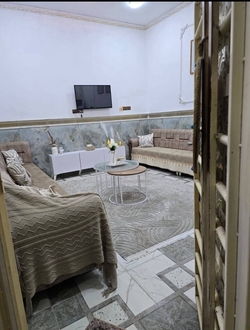 للبيع بيت طابقين  في الحقل الثاني بناء حديث 125 متر 
استفسار اتصال على ***********
