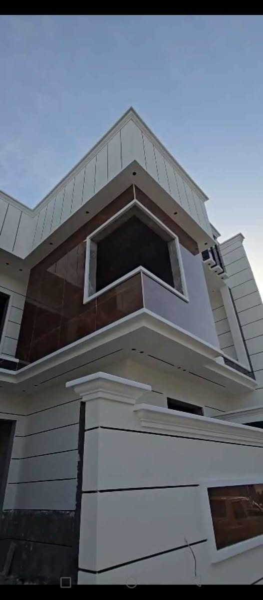 🏡 دار حديث للبيع – فول
تمتزج مع الحداثه العصريه الحديثه 
مزودة بأحدث التقنيات 
 مواصفات
📍 الموقع: البصرة / أبي الخصيب – البهادريه
🔹 قريب على الشارع العام الداخلي (السايدين)يشمل الموقع خدمات شامله تلبي متطلبات الحياة من مدارس وخطوط نقل طلاب وأسواق وماء وكهرباء وجميع الخدمات الصحيه 
📐 المساحة: 200 متر
🏗️ نوع البناء: حديث – طابقين
✨ تفاصيل الدار:
• 6 غرف نوم (سويت)
• استقبال واسع
• صالتين مريحة
• مطبخ حار + مطبخ بارد
• صحيات حديثة
• كراج سيارة
📜 نوع الملكية: طابو زراعي عراقي
📞 للاستفسار: تواصل معنا هنا 
ع الواتساب ***********ونرشدك لذلك الموقع البصرة, العراق
