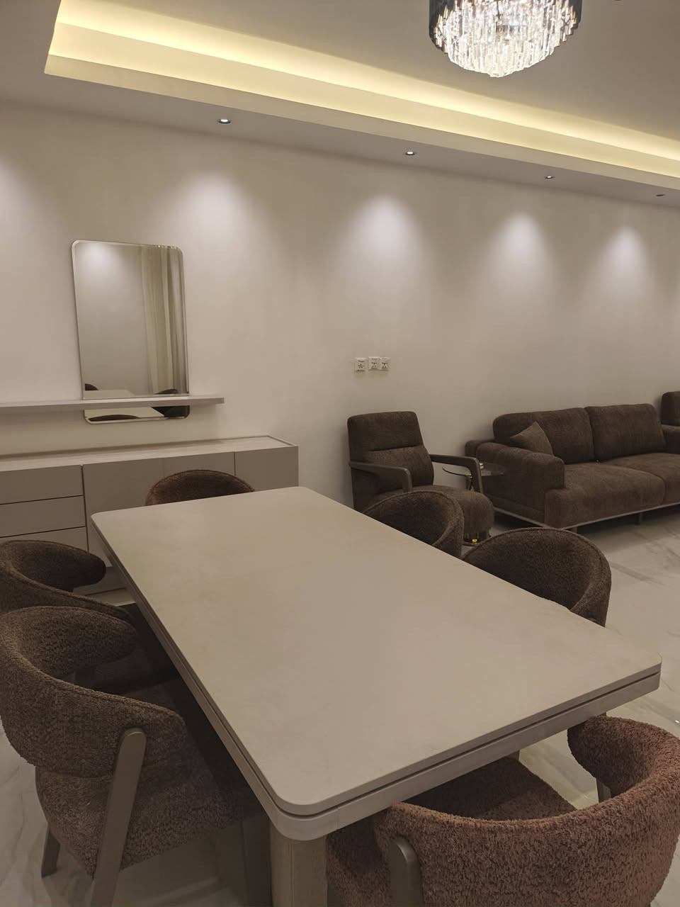 شقة مؤثثة بالكامل جديد درجة أولى VIP.. مساحة ٢١١ متر أربع غرف نوم وصالة كبيرة وبلكونة..تبريد مركزي..مجمع النسيم حي الجهاد.. تصلح للشركات الخاصة..أو المدراء الأجانب.. إطلالة ممتازة..للإستفسار ***********
