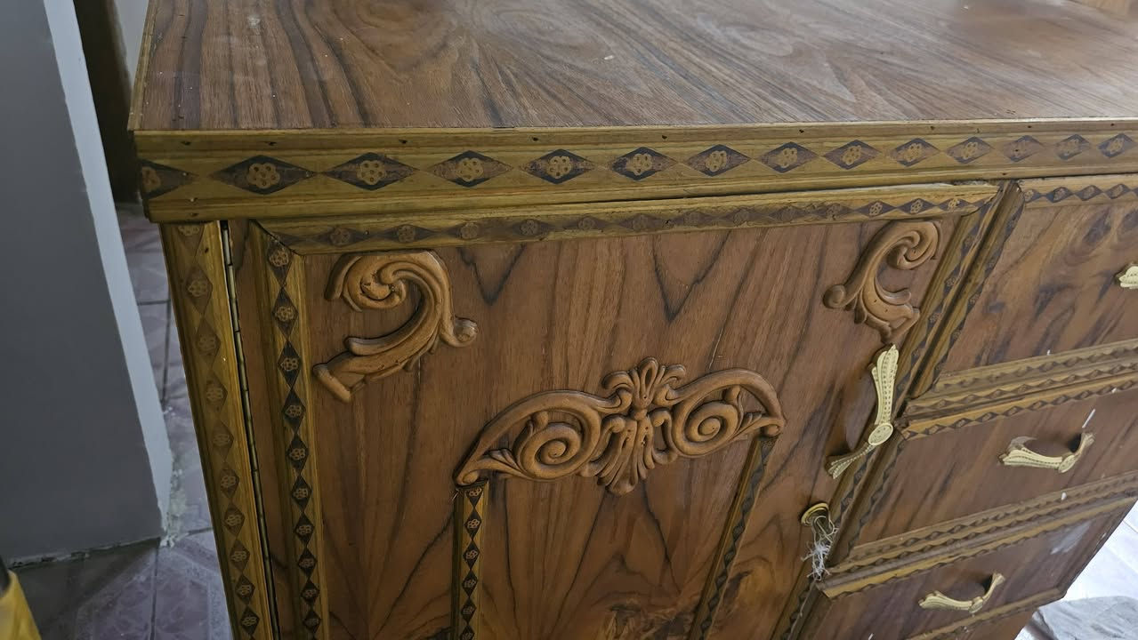 كنتور عراقي + ميز تواليت
الكنتور من بابين  وملحق  + تعلاكات للبدلات والملابس الرسمية
والميز تواليت من ٣ رفوف وملحق جانبي 
مدة الاستعمال شهرين ونص 
السعر (150 ) الف 
*********** مكاني الشعب
