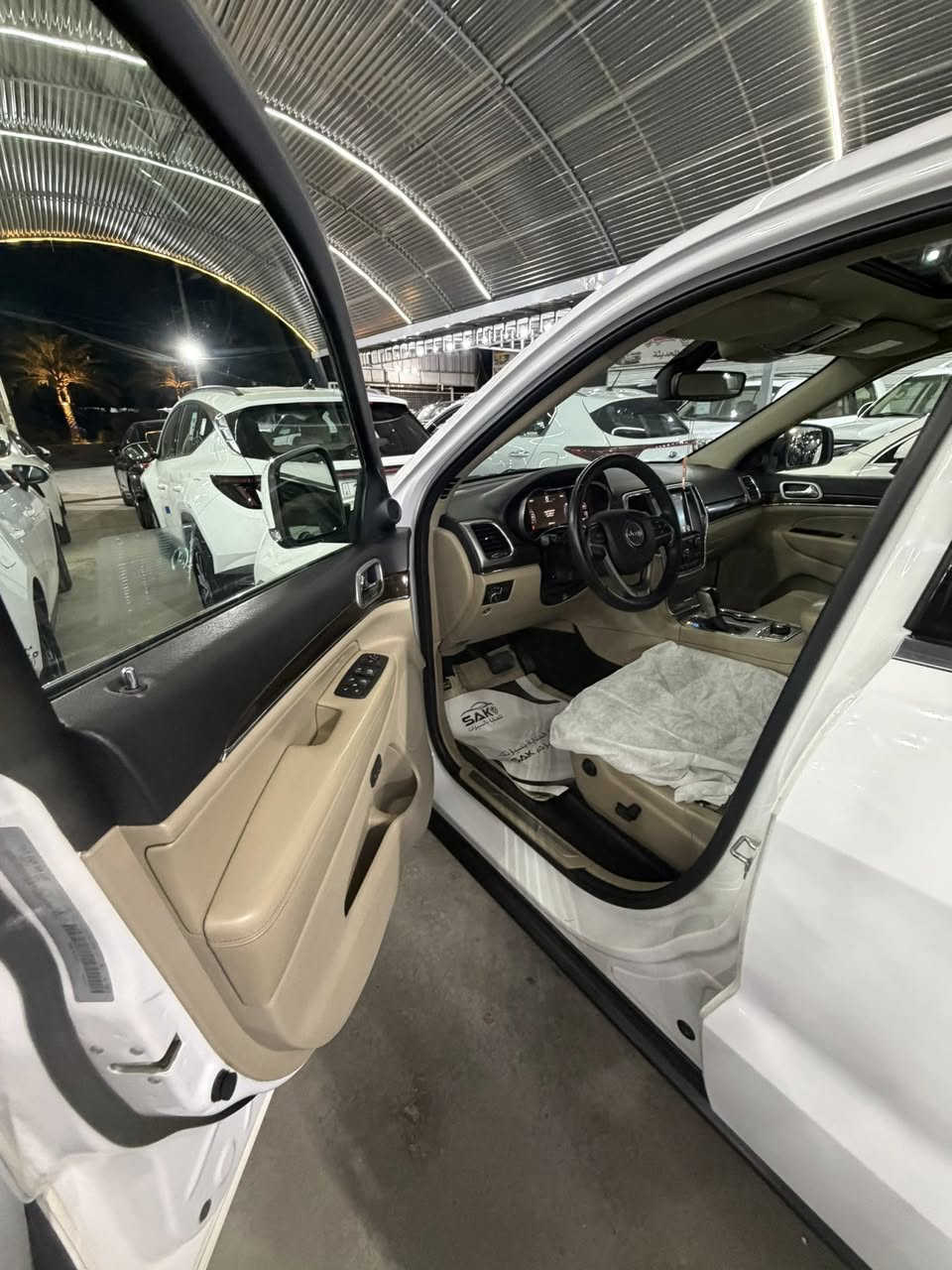 السلام عليكم عندي جيب 2018 خليجي لمتد بلاص 3 شاشات وبصمة وبانوراما وجلد وصندوق كهرباء وكشن خزن ميموري وتدفئة وتبريد كشن فول السيارة للاخير ماشية 43 الف ميل مكفولة من الصبغ والتبديل عدا بارد صغير بالباب الخلفي السعر 24800 للاتصال *********** ابو لجين
