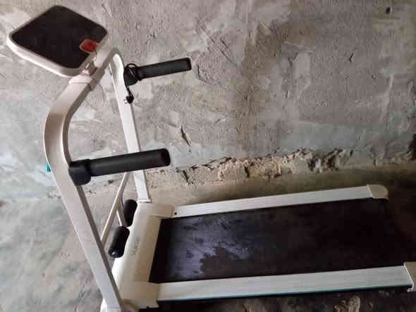 جهاز جري للبيع وزن ١٢٠ مستخدم قليل 
السعر ١٧٠ مكاني الحيدرية عمود ٤١٠ 
للاتصال ***********
