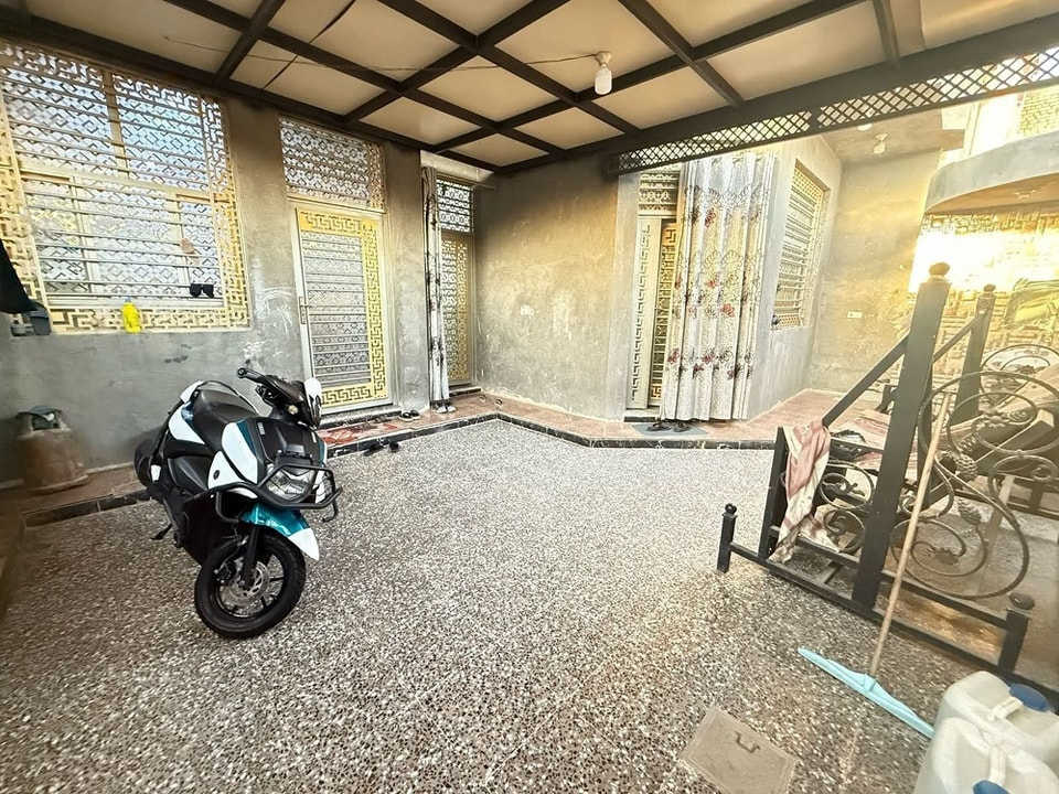 ♕بسم الله الرحمن الرحيم اللهم صلي على محمد وآل محمد ♕

🏠  : منزل للبيع 

🌐  : الموقع  حي الحكم

🩺  : قريب على صيدليه زمزم 

📐  : المساحة 200 

🏗  : البناء جديد 

🌳  : مقابل خدمات
ــــــــــــــــــــــــــــــــــــــــــــــــــــــــــــــــــــــــــــــــــــــــــــــــــــــ

                   //  تفاصيل اكثر //
الطابق الاول 

غرف نوم 2  +  صاله  + مطبخ  + استقبال  + حمامات داخليه وخارجية + طارمه  + كراج كبير
ــــــــــــــــــــــــــــــــــــــــــــــــــــــــــــــــــــــــــــــــــــــ
 
طابق ثاني

غرفه  + صحيات  + بيتونه

ــــــــــــــــــــــــــــــــــــــــــــــــــــــــــــــــــــــــــــــــــــ

💰  :  السعر  198  مليون  وبي مجال  

📲  : للاستفسار الاتصال على الرقم

📞  : ‏‪0788 251 8491‬‏  واتساب 

✨  لــن تـکون وحـيداً ابـداً مع  الــ مهيمن  للعـقار  ✨
