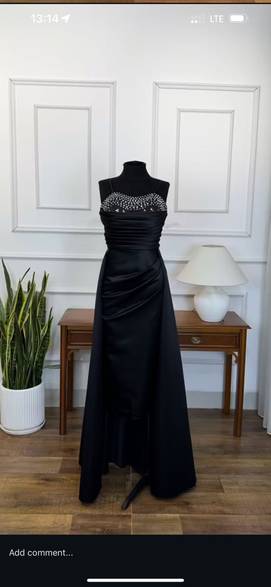 نزیکەی ١٢٠٠ پارچە جلی ئافرەتانمان هەیە بە نرخێکی زۆر هەرزان کە پێک هاتون لە  (عەزی حەفلە، پانتۆڵی قوماش، پانتۆڵی کابۆ، بلوز، قاتی ناوماڵ،چەکەت، ستراب،تیشێرت) 
هەرکەس ویستی پەیوەندیمان پێوە بکات 
ژمارەی تەلەفۆن: ***********
