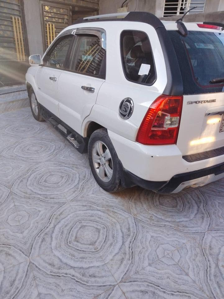 كيا سبورتج موديل 2009
محرك 2000 كير اوتو مكفول
تخم تاير صدر تبريد تدفئه كله تمام 
شاشه +كامرة خلفية غرفة جلد اسود جديدة
تدفئه كشنات شغاله جاهزة بدون اي نقص 
السيارة خليجي صبغ فقط بنيد بدون دواخل 
رقم بغداد أنكليزي  هزه جديده باسمي حولتها قبل أسبوعين . والسونار مرفق بالصور . السعر 109 . مكان السيارة بغداد حي القاهره .للاستفسار هذا رقمي ***********
