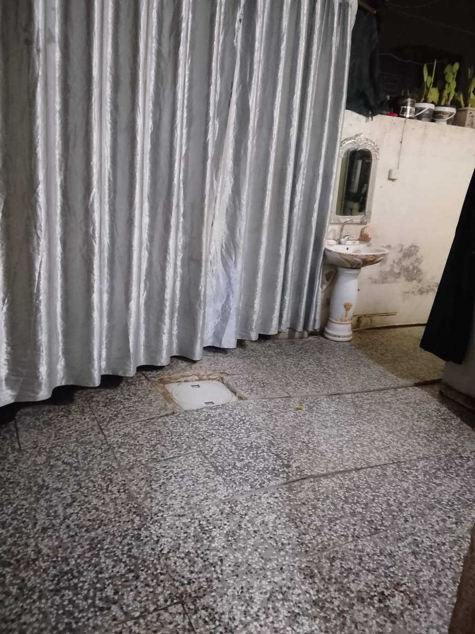 دار لبيع  طابق ونص قبل السكه فرع حسينيه زينب الحوراء مقابل قطاع السابع بي غرفه واستقبال ومطبخ وحولي وغرفتين فوك السطح السعر 95 وبيه مجال لتواصل على الرقم التالي ***********
