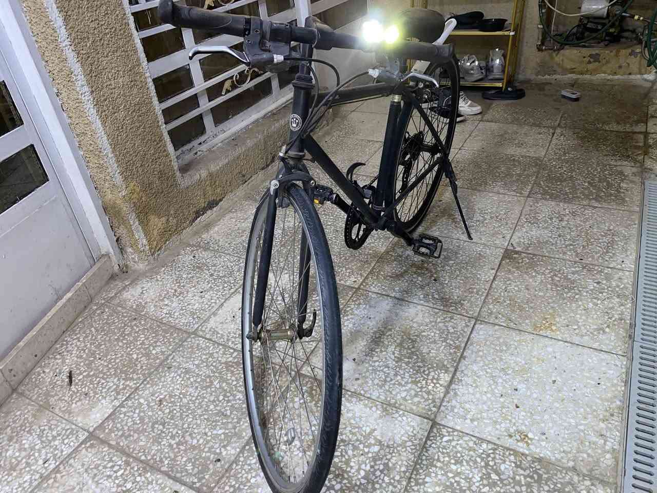 السلام عليكم بايسكل للبيع 
اخوان مااعرف حجمه ولا نوعيته بس بايسكل مكفول كله مابي اي خلل تايرات نظيفه لايت شحن وباقي بالصور بس يحتاجله غسله لا اكثر مكاني الزعفرانية شارع المعهد 
*********** واتس موجود
